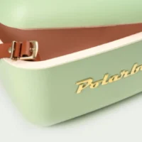 Gros plan sur la glacière Polarbox Olive Gold montrant la lanière