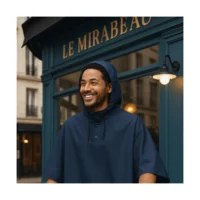 Cape de pluie vélo Badawin bleue lifestyle parisien avec capuche, imperméable et pratique pour cyclistes urbains.