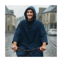 Cape de pluie vélo Badawin bleue lifestyle Bretagne avec capuche, imperméable et pratique pour cyclistes urbains.