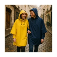 Cape de pluie vélo Badawin jaune et bleue portée par un couple à vélo, imperméables et pratiques pour cyclistes urbains.