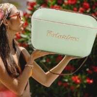 Glacière Polarbox 12L Olive Gold en extérieur, utilisée lors d’une journée à la plage.