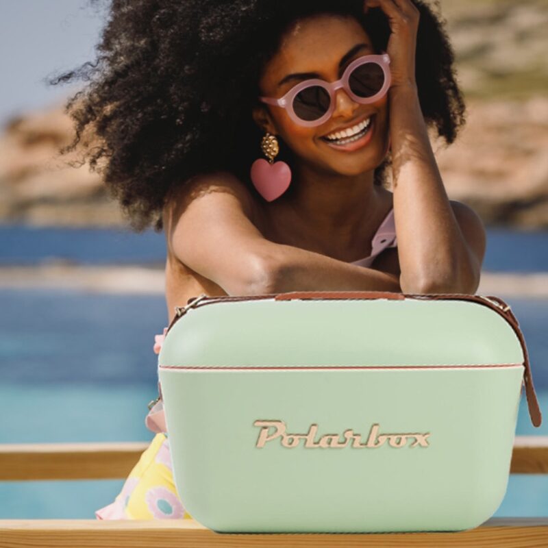 Glacière Polarbox 12L Olive Gold utilisée pour une activité outdoor, moment convivial