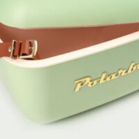 Gros plan sur la glacière Polarbox Olive Gold montrant la lanière en cuir fixée au couvercle.