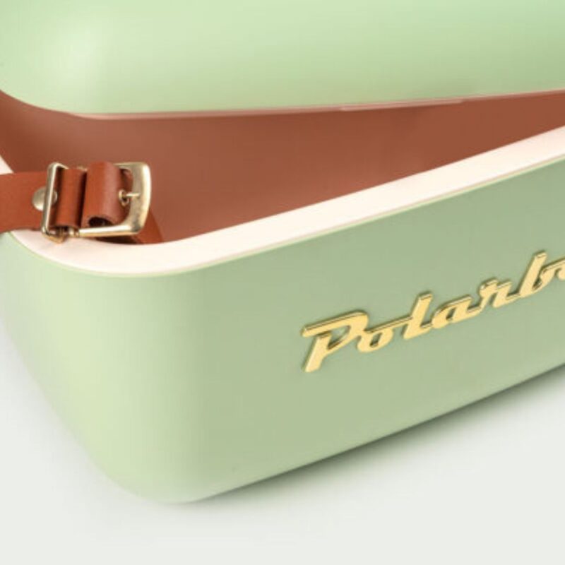 Gros plan sur la glacière Polarbox Olive Gold montrant la lanière en cuir fixée au couvercle.