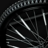 Réflecteurs pour rayons de vélo Badawin installés sur une roue pour visibilité nocturne
