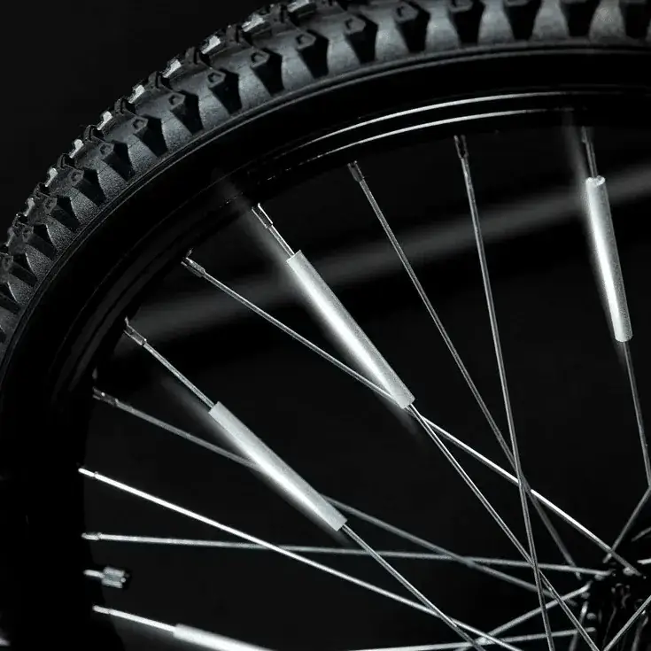 Réflecteurs pour rayons de vélo Badawin fixés sur une roue pour une visibilité nocturne à 360°