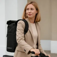 Sac à dos vélo Ali noir Badawin porté par cycliste en ville