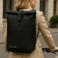 Sac à dos vélo Ali noir Badawin porté par cycliste en ville