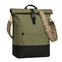 Bandoulière de sac réglable camo avec mousquetons dorés sur un sac Anna vert