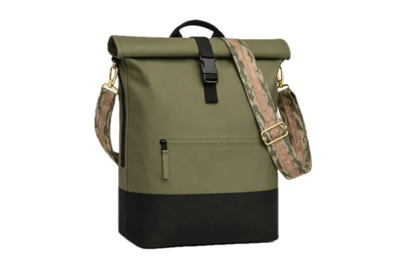 Bandoulière de sac réglable camo avec mousquetons dorés sur un sac Anna vert