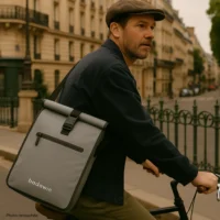 Cycliste avec sac vélo Badawin porté croisé