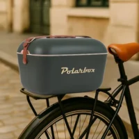 Glacière Polarbox Green Forest fixée sur porte-bagages de vélo.