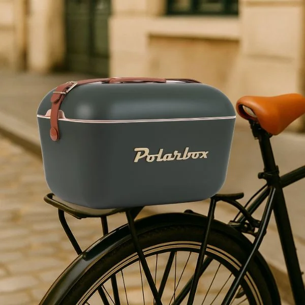 Glacière Polarbox Green Forest fixée sur porte-bagages de vélo.
