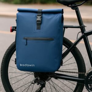 Sac de vélo imperméable Badawin. Modèle Ali, coloris bleu. Fixation 3-en-1 : vélo, dos, bandoulière. Capacité 28L.