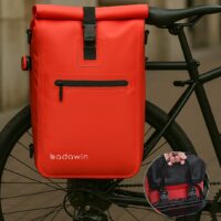 Sac de vélo imperméable Badawin. Modèle Ali, coloris rouge. Fixation 3-en-1 : vélo, dos, bandoulière. Capacité 28L.