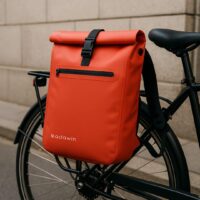 Sac de vélo imperméable Badawin. Modèle Ali, coloris rouge. Fixation 3-en-1 : vélo, dos, bandoulière. Capacité 28L.