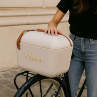 Vue latérale de la glacière Polarbox Perle avec sangle en cuir marron et logo doré