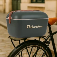 Glacière Polarbox Green Forest fixée sur porte-bagages de vélo.