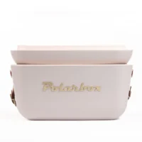 Gros plan sur la glacière Polarbox perle montrant la lanière