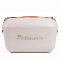 Vue de face de la glacière Polarbox Perle avec sangle en cuir marron et logo doré