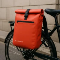 Sac de vélo Ali rouge imperméable Badawin fixé sur porte-bagage de vélo urbain
