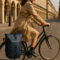 Sacoche vélo Hind Badawin bleu utilisée en ville