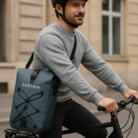 Scène urbaine avec vélo équipé d’une sacoche vélo Hind Badawin