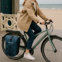 Moment de détente à vélo avec sacoche installée sur le porte-bagages