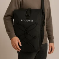 Sacoche vélo Hind Badawin noire portée en bandoulière