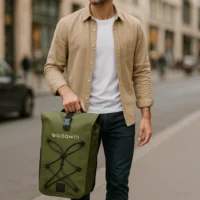 Homme tenant une sacoche vélo Hind Badawin vert kaki à la main en ville