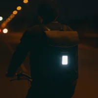 Cycliste de nuit avec sac à dos vélo Badawin réfléchissant