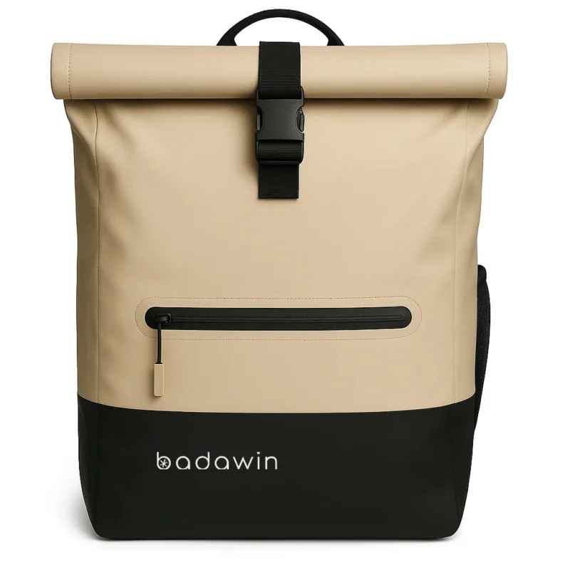 Sac à dos vélo Badawin Anna couleur sable, vue de face, avec fermeture roll-top et poche zippée avant noire.