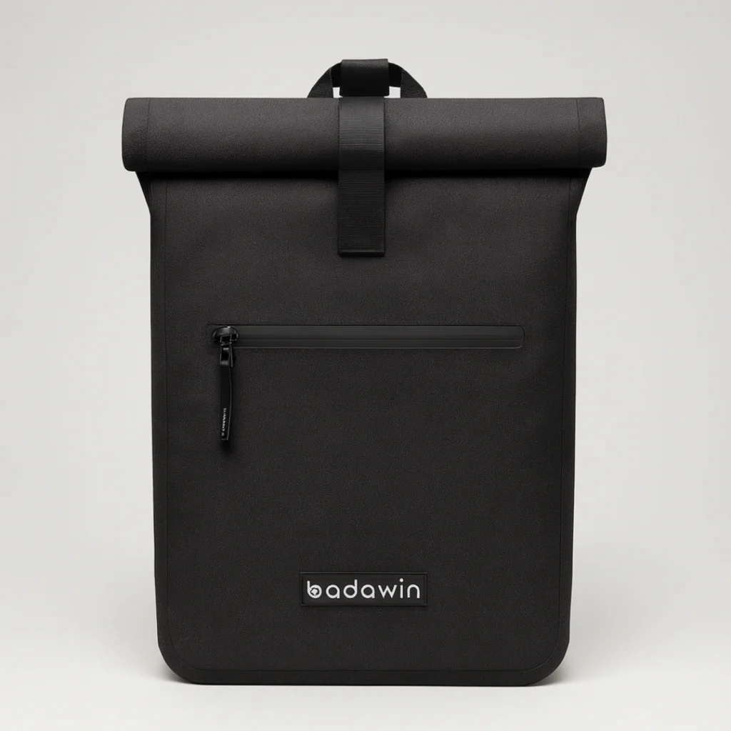 Packshot studio du sac Nyx noir, sac à dos vélo imperméable Badawin.