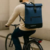 Sac vélo bleu Anna porté par un homme à vélo