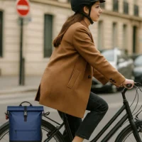Sac vélo bleu Anna en usage urbain femme