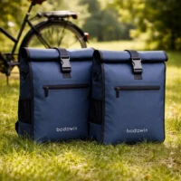 Lot de 2 sacoche vélo Aaron Badawin bleu marine posées côte à côte sur herbe.