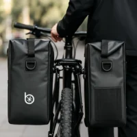 Double sacoche vélo Badawin noire installée sur porte-bagages arrière