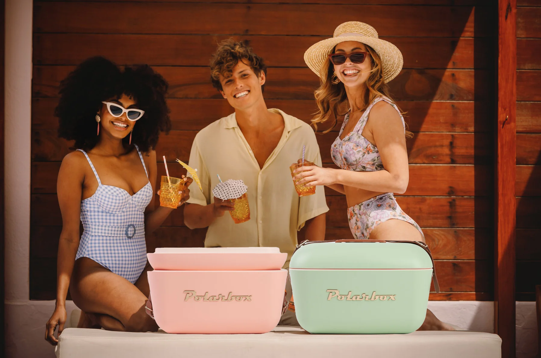 Glacières Polarbox au design vintage utilisées lors d’un pique-nique estival