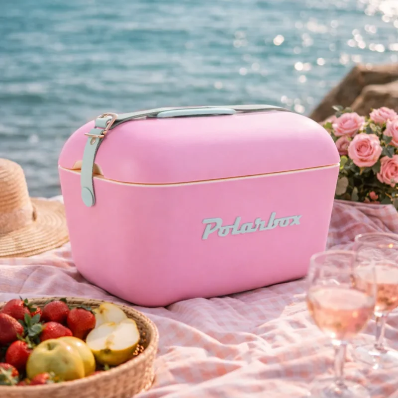 Glacière Polarbox Bubble Gum lors d’un pique-nique au bord de l’eau