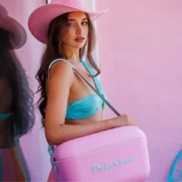 Femme portant la glacière Polarbox Bubble Gum en bandoulière