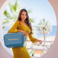 Femme portant la glacière Polarbox Marine 20L près de la plage