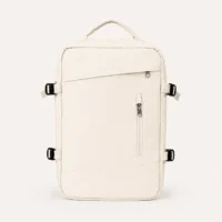 Sac à dos de voyage blanc cassé vu de face sur fond clair