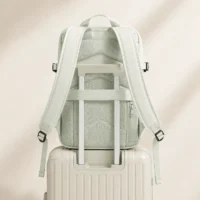 Vue arrière du sac à dos de voyage avec dos respirant, bretelles rembourrées et passant pour valise