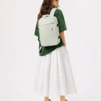 Sac à dos de voyage extensible vert clair porté sur le dos avec bretelles rembourrées