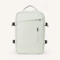 Sac à dos de voyage extensible vert clair vu de face sur fond clair